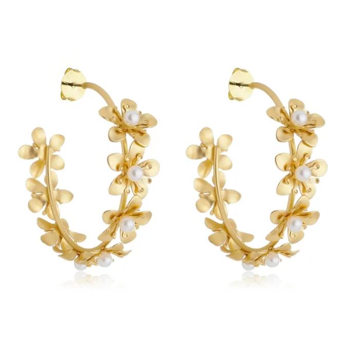 Brinco de Argola Flor Lírio Dourado e Pérolas