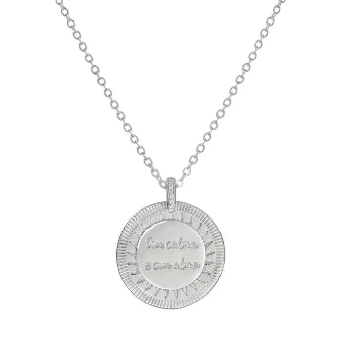 Colar Longo Medalha Vintage com Calma e com Alma Folheado em Ródio Branco