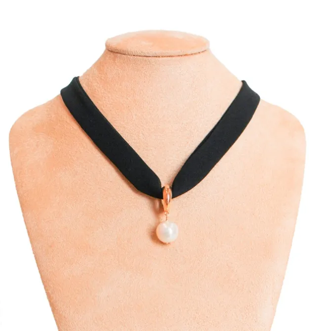 Colar Vick Preto Pingente Pérola Folheado a Ouro 18k